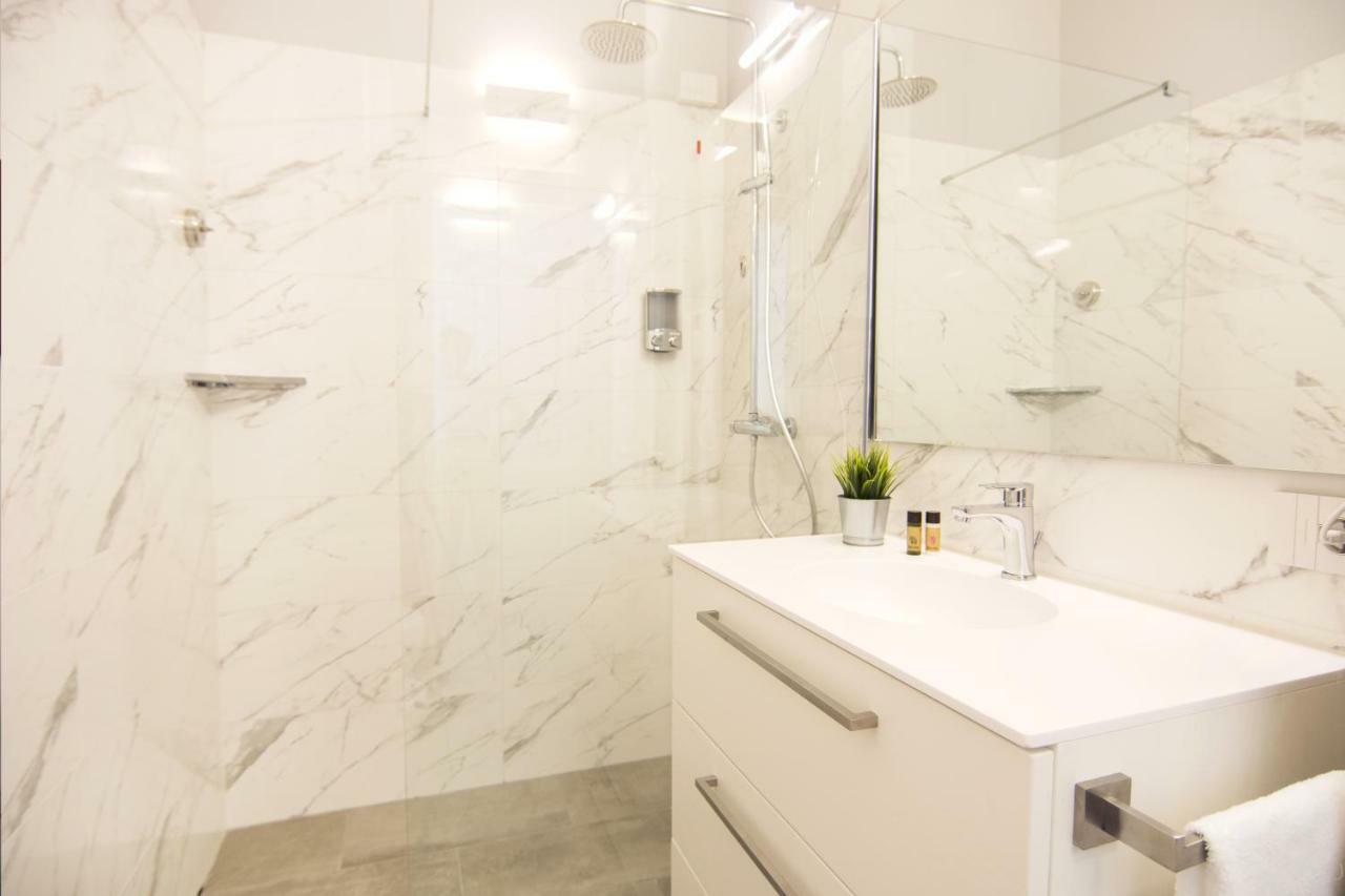 La Quadra Suites - Central Apartments In Iseo With Daily Housekeeping Room photo
