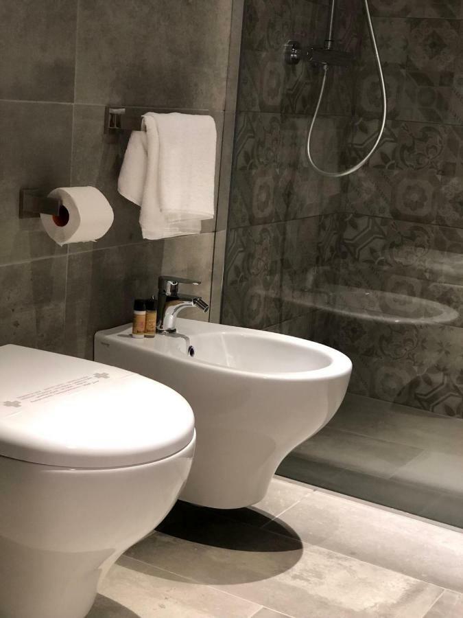 La Quadra Suites - Central Apartments In Iseo With Daily Housekeeping Exterior photo